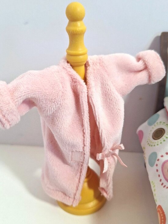 Loving Family Deluxe Parents Bedroom 2007 Bed Pink Robe Furniture Pillows - Picture 2 of 14